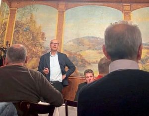 Austria "debería abandonar" la UE, asegura un diputado del partido ultra FPÖ