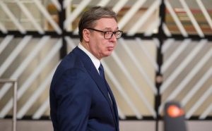 ¿Cómo las protestas populares lograron tumbar al primer ministro serbio?