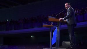 El PPE carga contra la "burocracia" de la UE y alienta el uso de la IA
