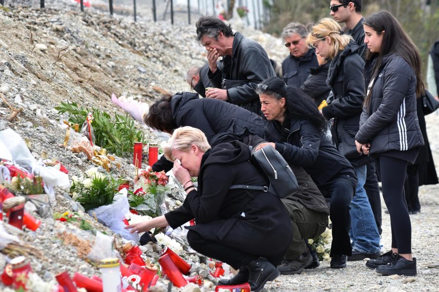 Familiares-de-las-victimas-del-accidente-de-Tempe-en-el-lugar-de-la-tragedia-el-9-de-abril-de-2023-e1727710149790