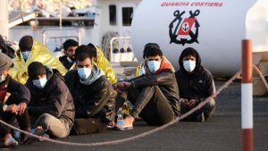 Francia reabre la caja de los truenos y ataca a Roma por la migración