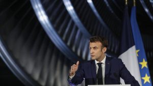 La difícil apuesta de Macron por más nuclear sin descuidar las renovables