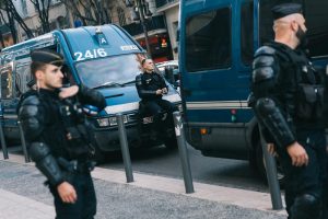 La ultraderecha resucita el miedo a la "racaille" de los suburbios en Francia