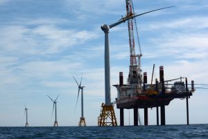 La industria eólica europea, en "modo pausa" tras el veto de Trump al "offshore"