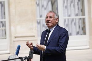 Bayrou escinde una polémica ley sobre eutanasia para contentar a los "ultra"