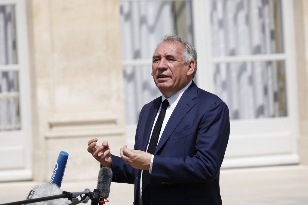 Bayrou dividirá el polémico proyecto de ley sobre eutanasia
