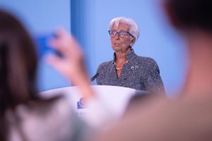La UE debe aprovechar una "oportunidad única" para desbancar al dólar, afirma Lagarde