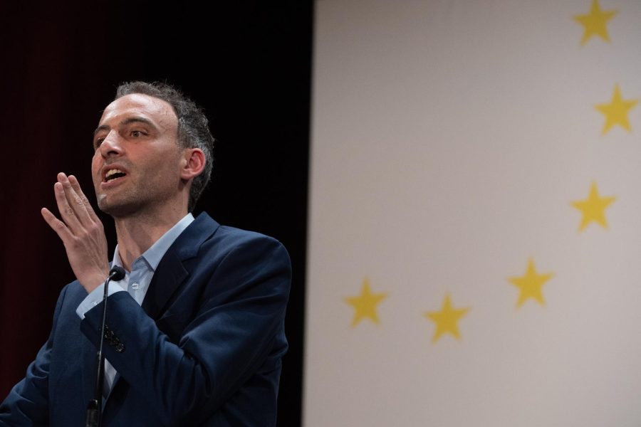 Glucksmann-se-presenta-a-las-europeas-como-el-candidato-del-cambio-e1715880366681