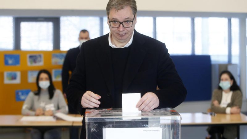 La-oposicion-serbia-tilda-de-dictador-a-Vucic-y-cuestiona-la-transparencia-de-los-comicios