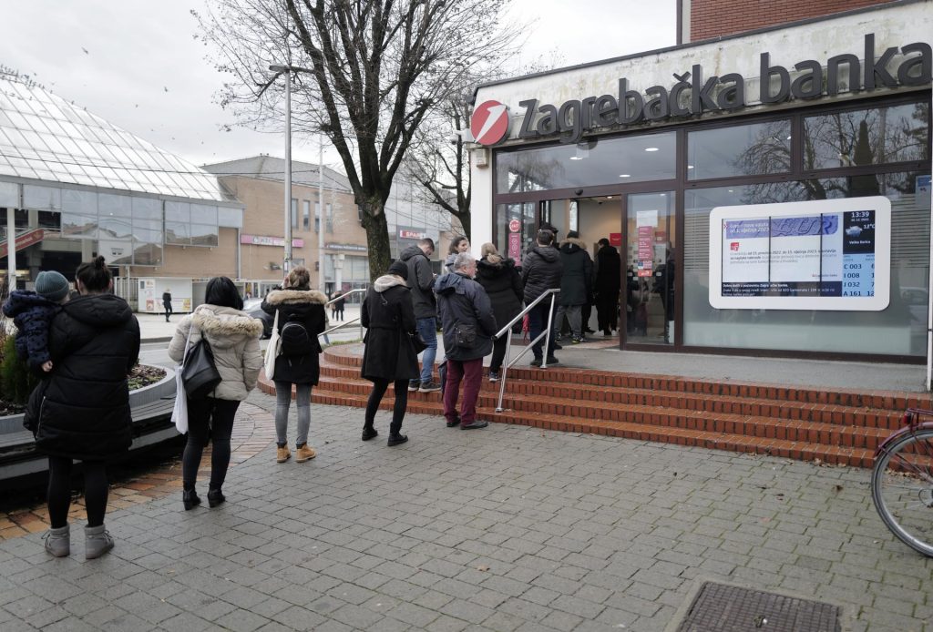 Croatian citizens exchange Croatian Kunas into euro
