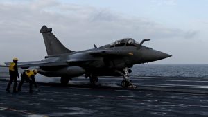 Francia promueve la venta de cazas a Serbia a pesar de su vínculo con el Kremlin