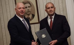 El Parlamento búlgaro da luz verde al nuevo gobierno tras meses de complejas negociaciones
