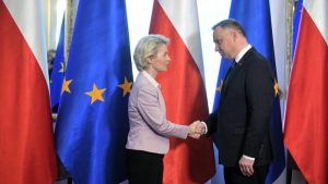 Tarjeta roja de Bruselas a Polonia: debe pagar las multas europeas
