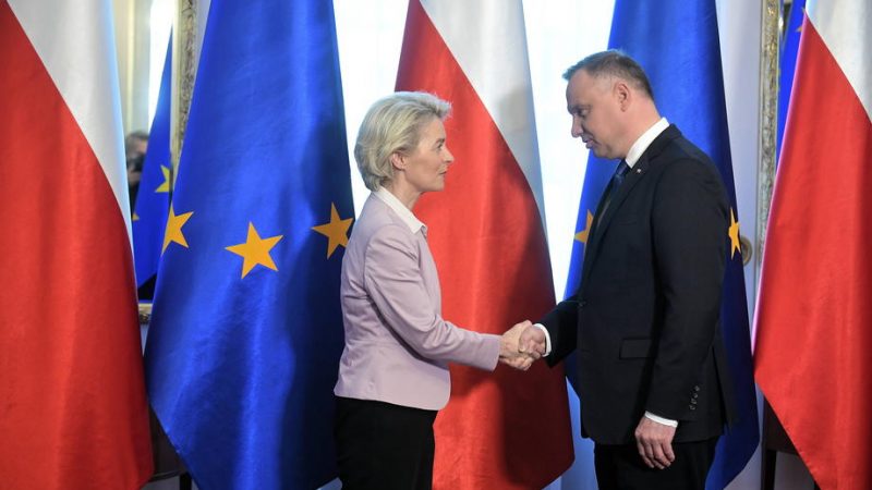 Tarjeta-roja-de-Bruselas-a-Polonia-debe-pagar-las-multas-europeas