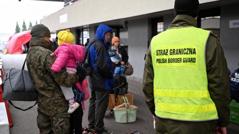 Varsovia-deja-en-minimos-su-asistencia-a-los-refugiados-ucranianos