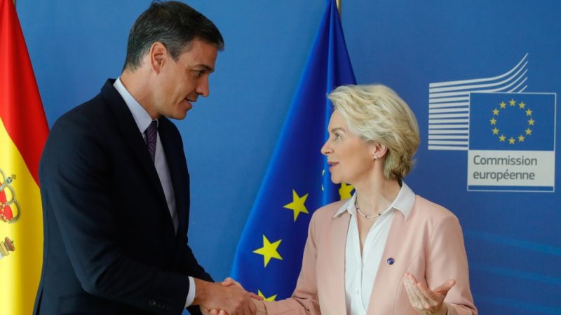 Von-der-Leyen-ante-su-cubo-de-Rubik-europeo