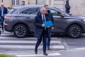 Francia acaricia el presupuesto de 2025 tras el rechazo de los socialistas a tumbar a Bayrou