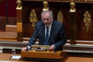Bayrou gana la batalla presupuestaria, pero no la guerra
