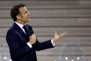 Macron se tiene que marchar