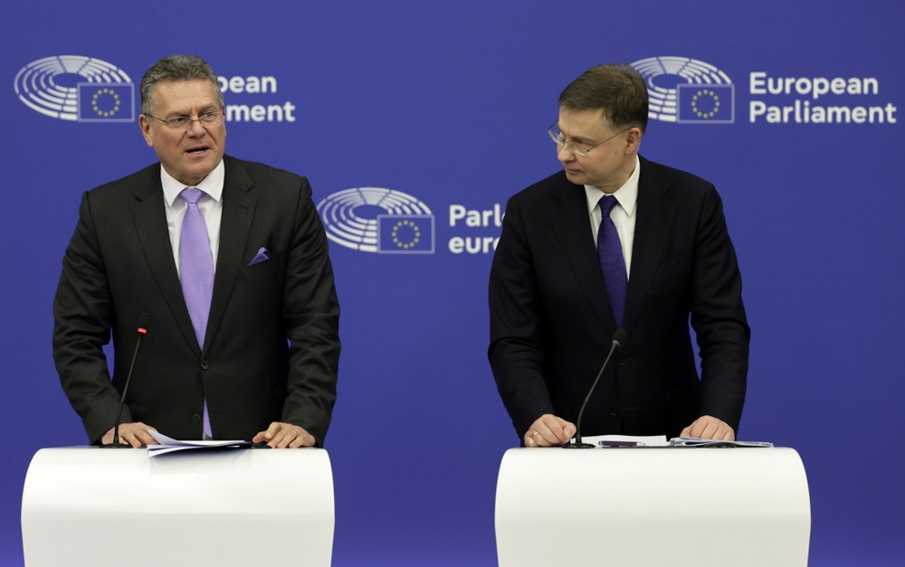 Duras reacciones al anuncio de Bruselas de retirar la Directiva sobre IA