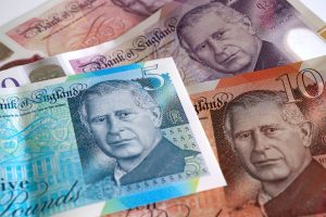 El Banco de Inglaterra recorta tipos en una economía casi estancada