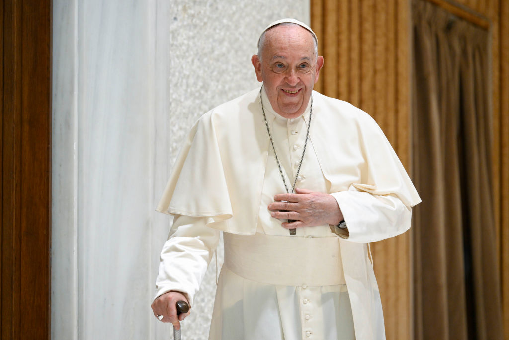 El Papa Francisco llega al Aula Pablo VI para su Audiencia General el 21 de agosto de 2024 en Ciudad del Vaticano.