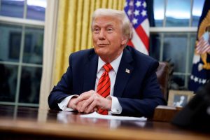 Trump sorprende a los aliados y anuncia negociaciones de paz con Putin sobre Ucrania