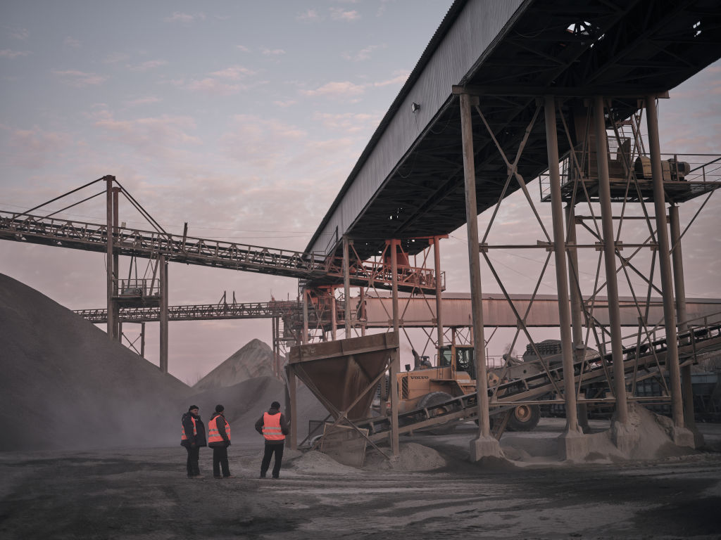 La UE intenta desempolvar un acuerdo con Kiev sobre explotación de recursos minerales esenciales.