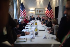 Europa intenta recomponerse tras el "golpe bajo" de Vance