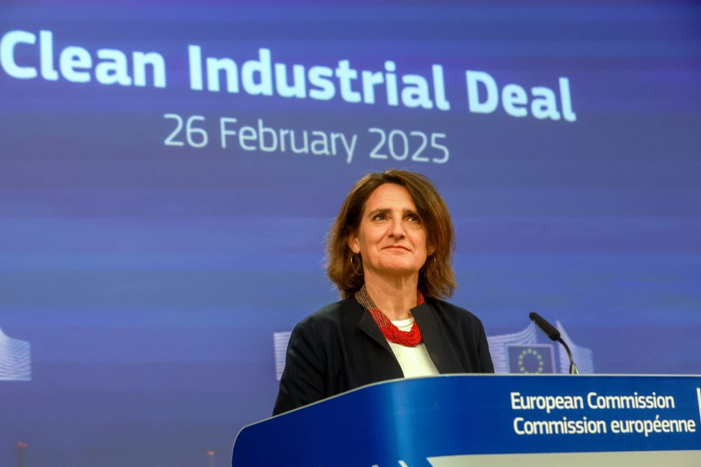 La vicepresidenta de la Comisión Europea, Teresa Ribera, comparece ante la prensa en Bruselas.