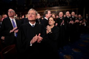 El Tribunal Supremo frena, de momento, el intento de Trump de congelar la ayuda al desarrollo