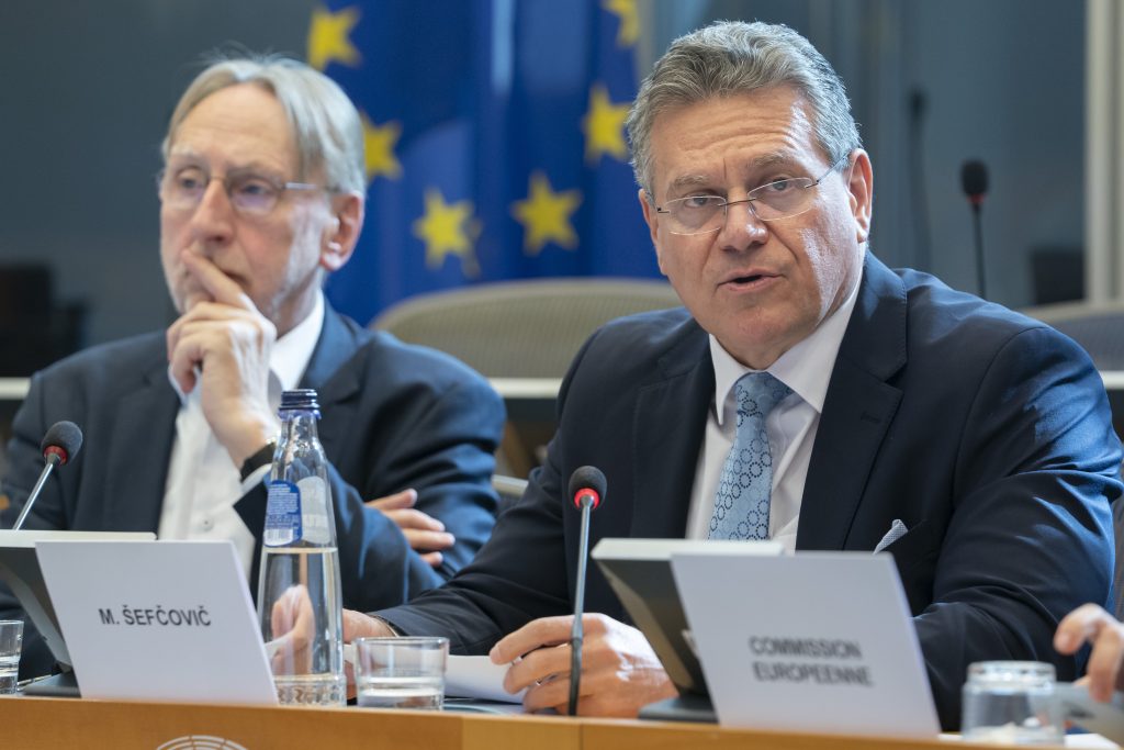 El Comisario de Comercio, Maroš Šefčovič (dr), en el Parlamento Europeo.