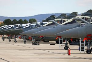 Francia lanza "bonos de guerra" para acercar a todos la inversión en el rearme del país