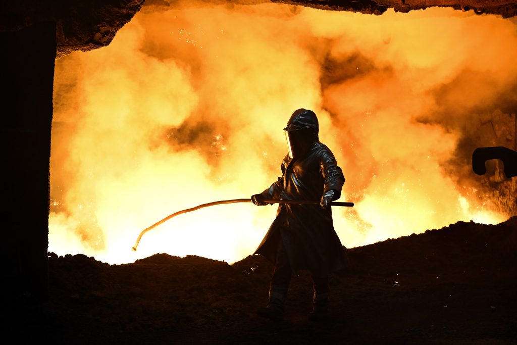 Un empleado en un alto horno de Thyssenkrupp Steel en Duisburgo, Alemania, en diciembre de 2024