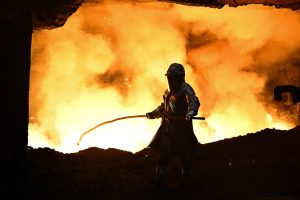 El plan siderúrgico de Bruselas se centra en bajar precios de la energía y en el ajuste del carbono