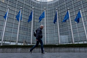 Bruselas carga contra los aranceles de Trump a México y Canadá pero calla sobre China