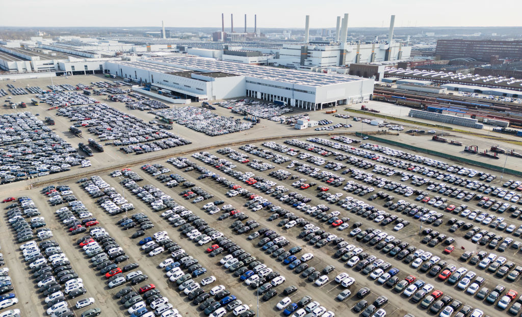 Coches de Volkswagen en la planta principal de la marca alemana en  Wolfsburgo, el 8 de marzo de 2025.