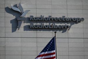 Radio Europa Libre recupera puntualmente la financiación de EE.UU. y la UE sopesa "rescatarla"