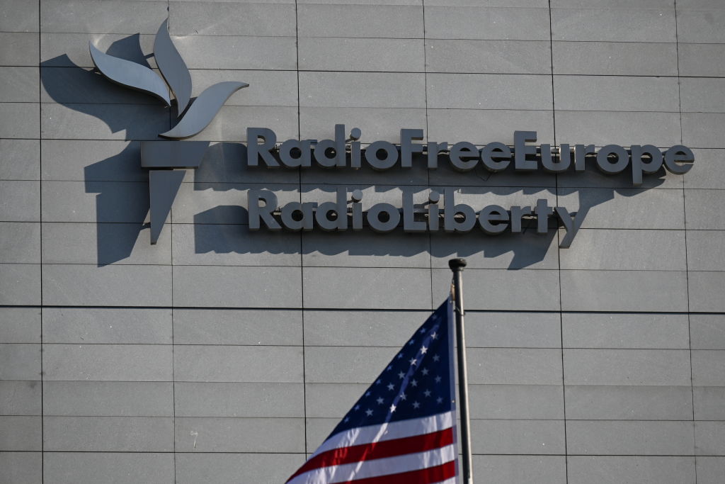El logotipo de Radio Free Europe/Radio Liberty (RFE/RL) en su sede de Praga, el 15 de marzo de 2025.