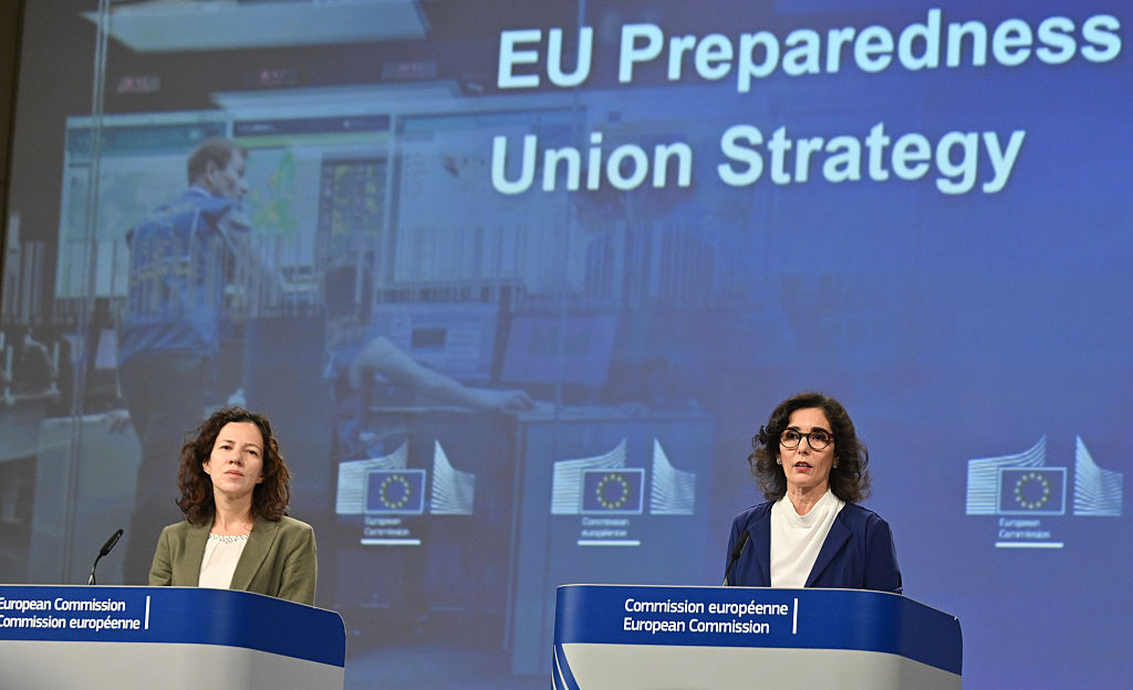 Hadja Lahbib (dr), Comisaria europea de Igualdad, Preparación y Gestión de Crisis, y Roxana Minzatu (izq), vicepresidenta ejecutiva de la Comisión Europea responsable de Derechos Sociales, el 26 de marzo de 2025.
