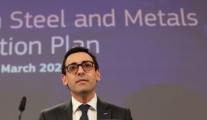 Bruselas intentará amortiguar el golpe de los aranceles a la siderurgia europea