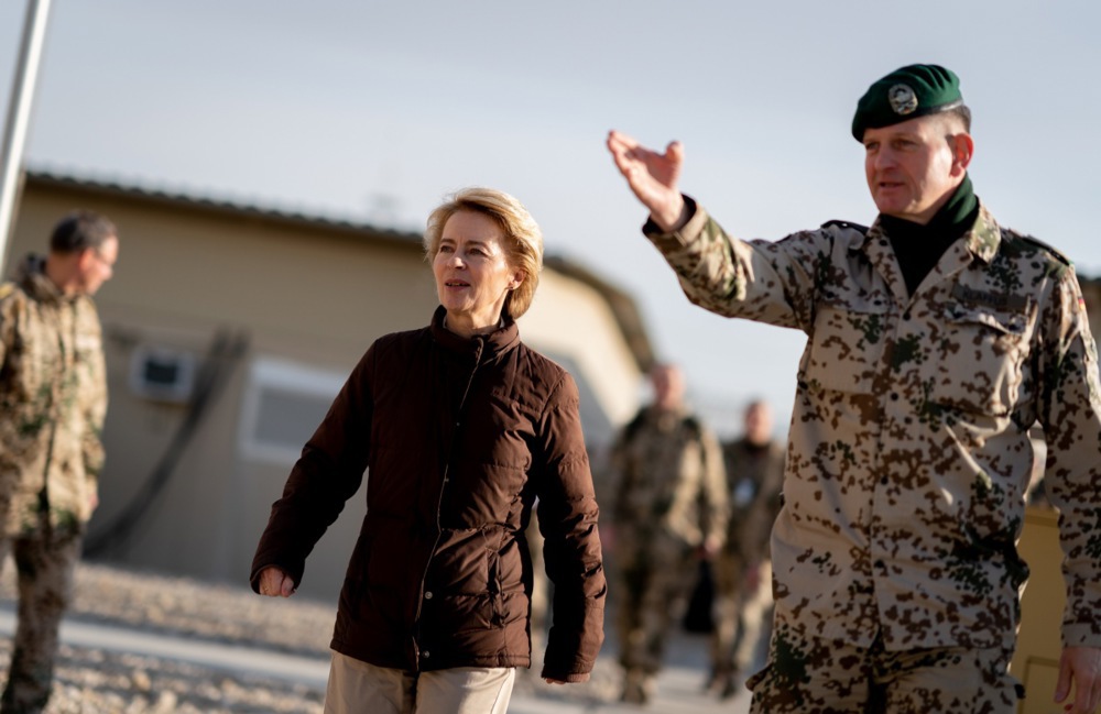 Ursula von der Leyen (izq), cuando era  ministra alemana de Defensa, y el general de brigada del Ejército alemán Gerhard Klaffus (d) llegan para una reunión con soldados en el Campamento Marmal en Mazar-e Sharif, Afganistán, 18 de diciembre de 2018.