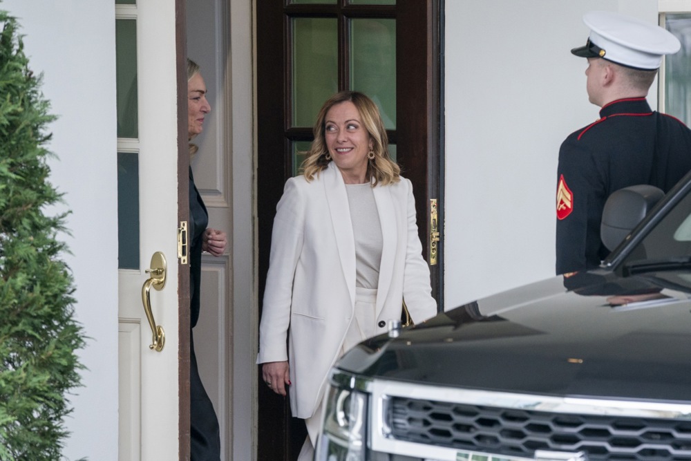 La primera ministra italiana, Giorgia Meloni, sale del Ala Oeste de la Casa Blanca tras una reunión con el presidente de Estados Unidos, Donald Trump, el 1 de marzo de 2024, en Washington, DC.