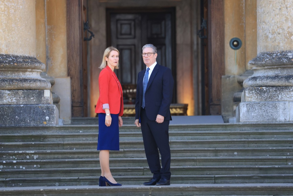 El primer ministro británico, Keir Starmer (d), saluda a Kaja Kallas (i), a su llegada a la reunión de la Comunidad Política Europea (CPE) en el palacio de Blenheim, en Woodstock, Oxfordshire, Gran Bretaña, el 18 de julio de 2024.