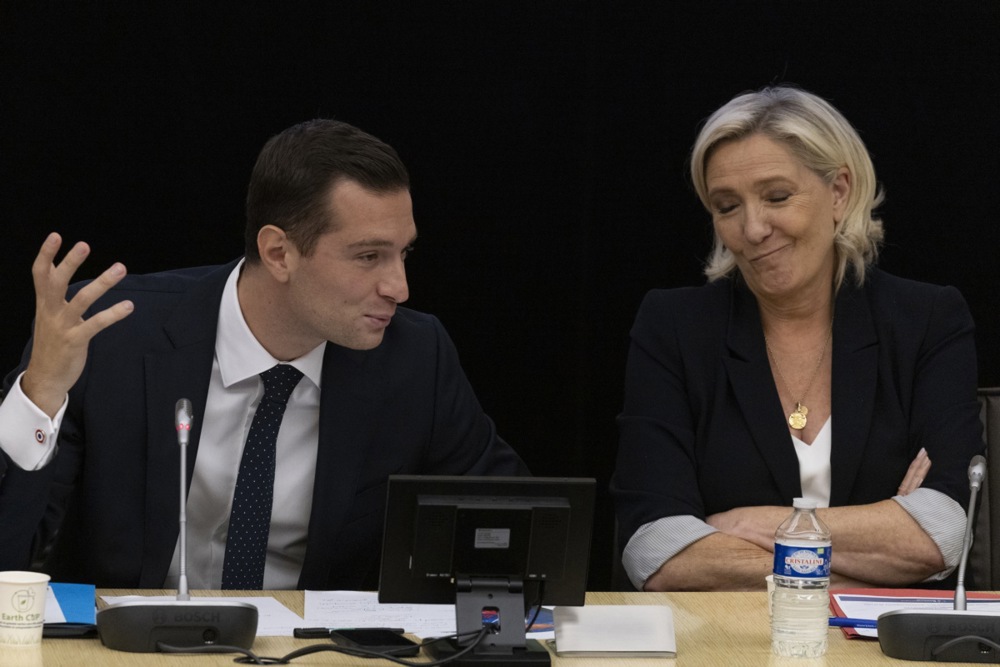 El líder del partido de extrema derecha francés Rassemblement National (RN), Jordan Bardella (i), y Marine Le Pen asisten al Consejo Nacional Ampliado del partido, en París, el 15 de septiembre de 2024.