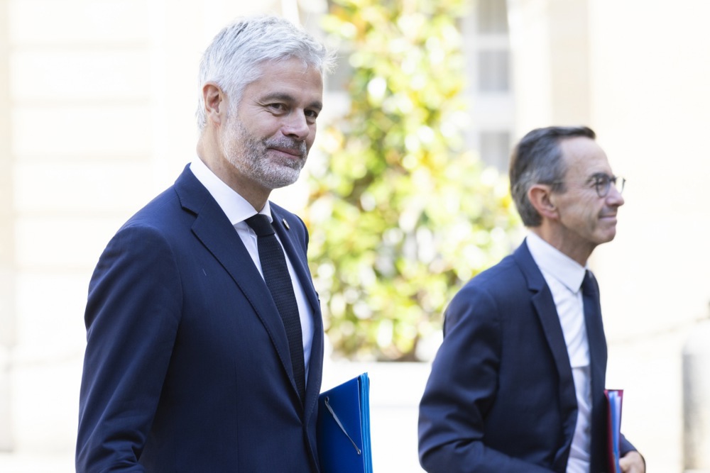 El jefe del grupo parlamentario de la Asamblea Nacional del partido Les Republicains, Laurent Wauquiez (izq), y el jefe del grupo parlamentario del Senado del partido, Bruno Retailleau (dr), llegan al Hotel Matignon, residencia oficial de los primeros ministros franceses en París, el 19 de septiembre de 2024.