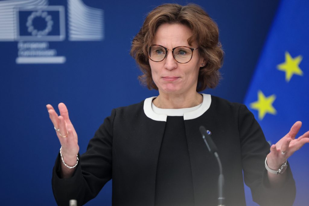 La comisaria europea de Medio Ambiente, Jessika Roswall, en una rueda de prensa en Bruselas, el 25 de febrero de 2025.