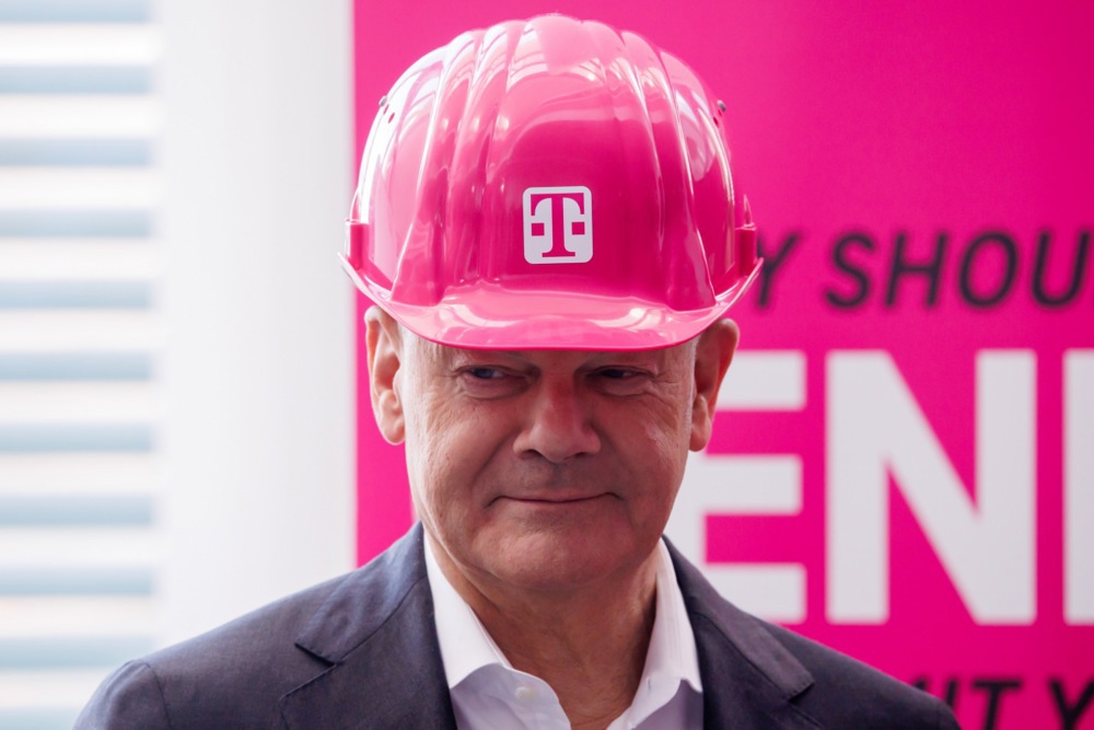 El canciller alemán en funciones, Olaf Scholz, luce un casco en la caseta del gigante de las telecomunicaciones Deutsche Telekom durante un acto inaugural del Día de las Niñas 2025 en la cancillería de Berlín,el 1 de abril de 2025.