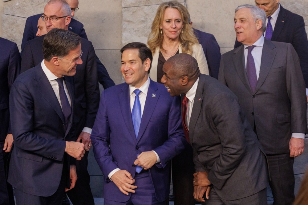 El secretario general de la OTAN, Mark Rutte, el secretario de Estado de EE.UU., Marco Rubio, la ministra de Asuntos Exteriores de Islandia, Porgerour Katrin Gunnarsdottir, el secretario de Estado de Reino Unido, David Lammy, y el ministro de Asuntos Exteriores de Italia, Antonio Tajani, en la foto de familia tras una reunión de ministros de la Alianza en Bruselas, el 3 de abril de 2025.