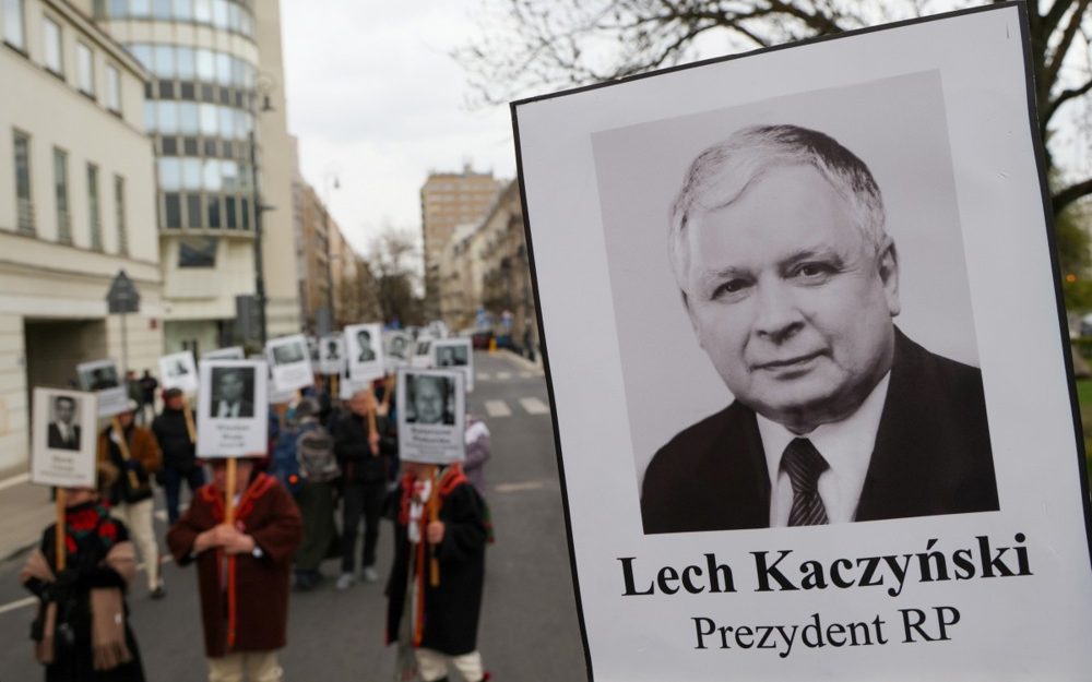 Un grupo de personas marcha por las calles de Varsovia, el 10 de abril de 2025, para conmemorar los 15 años de la muerte de Lech Kaczyński.